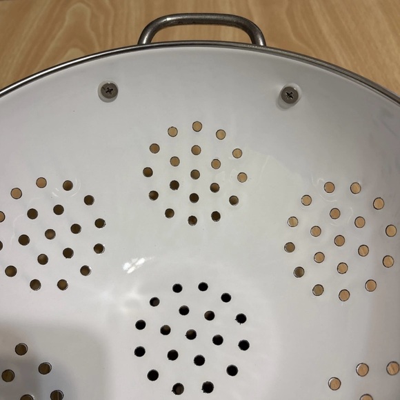 Vintage White Enameled Metal Colander with Flower design Floral Strainer 8.5” - Picture 6 of 11